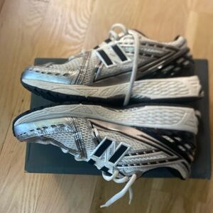 New Balance. Black and White 19006r